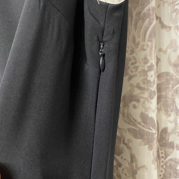 Lovely LBD with white flower embroidered trimming - Picture 4 of 8